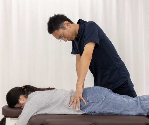 全身整体を受けている女性